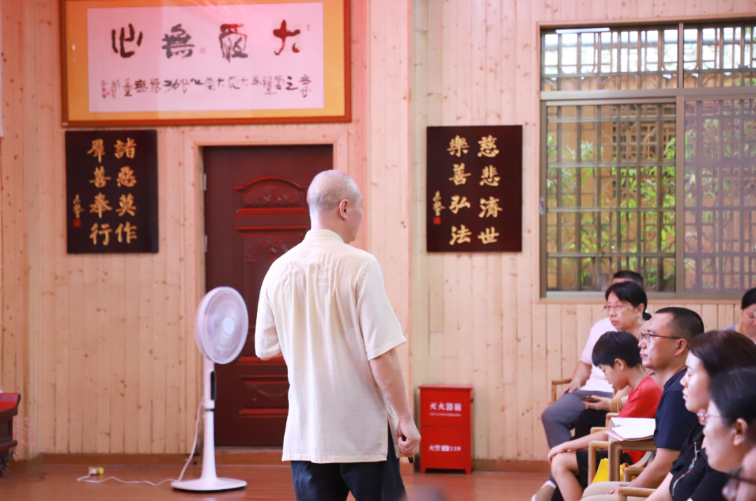 講課中的夏老師.png
