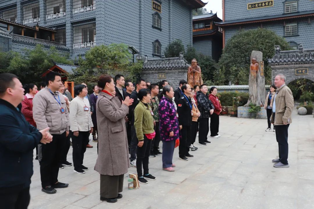 夏老師發(fā)表開工致辭.jpg